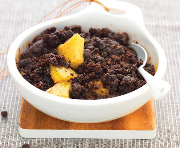 Crumble al cacao con mele e ananas