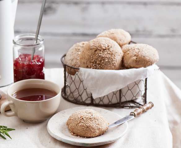 Bułki orkiszowo-żytnie z ziarnem żyta i rozmarynem