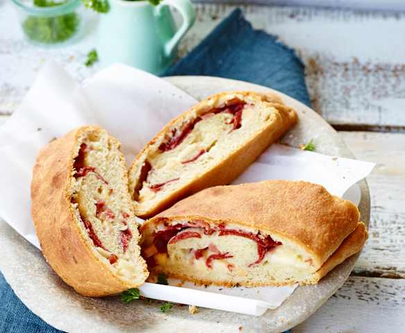 Pizzabrot mit Schinkenspeck und Fontina-Käse