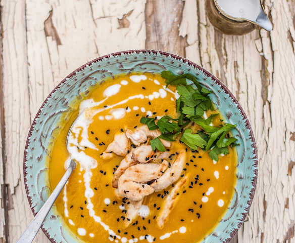 Thajská mrkvová polévka s kuřecím masem