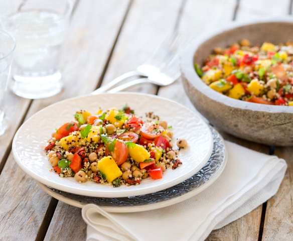 Quinoa salát s cizrnou a mangovou salsou
