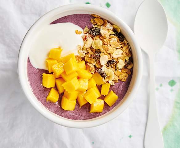 Smoothie de iogurte e amora em taça