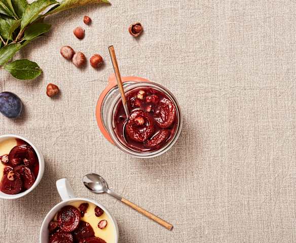 Rotweinzwetschken mit Ingwer und Haselnüssen