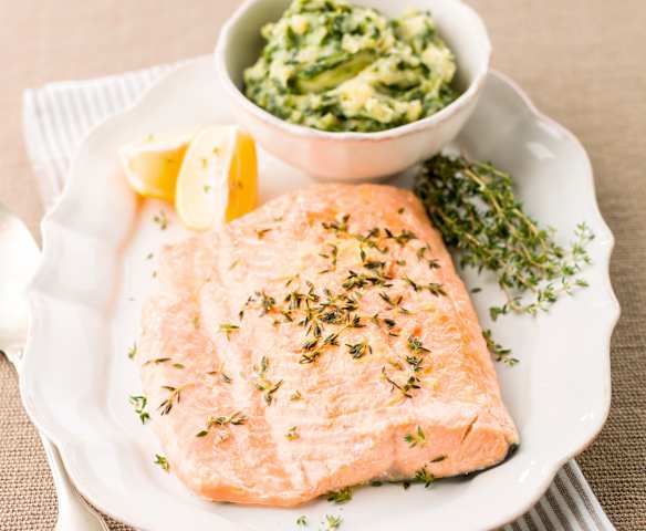 Lombo de salmão em papelote com puré de batata com espinafres