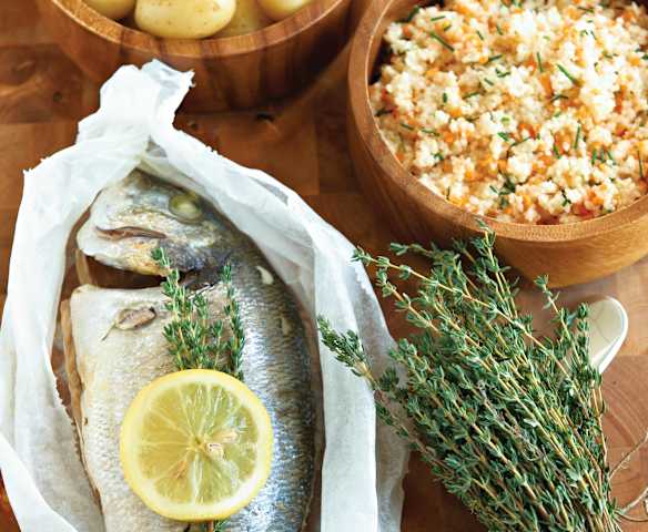 Douradas em papelote com salada de cuscuz Douradas em papelote com salada de cuscuz