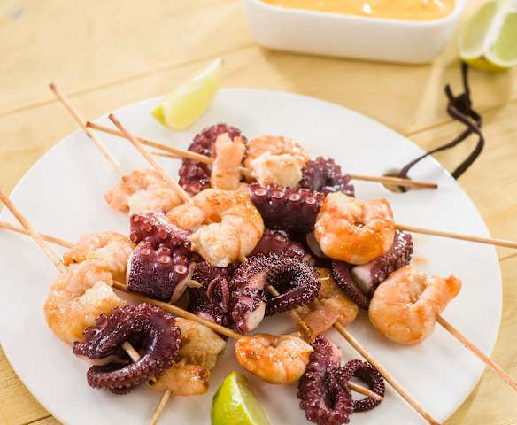 Brochetas de pulpo y langostino con salsa de ají amarillo