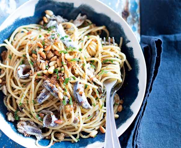 Spaghetti aux anchois et aux pignons