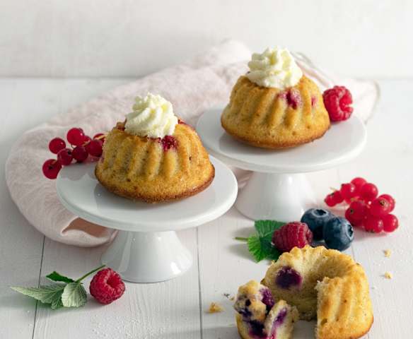 Joghurt-Beeren-Gugls mit Frischkäse-Topping