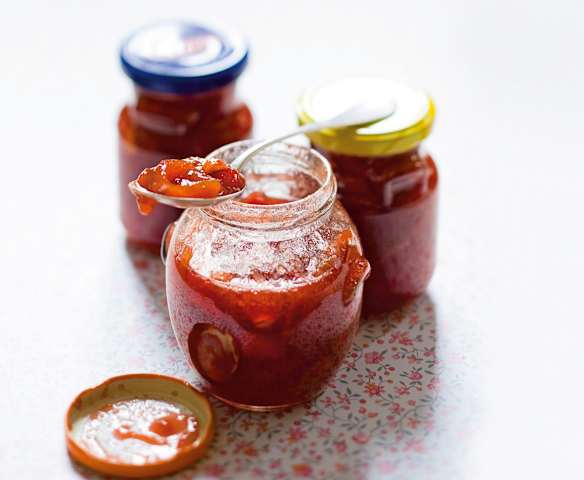 Confiture fraise-rhubarbe à la cardamome Confiture fraise-rhubarbe à la cardamome