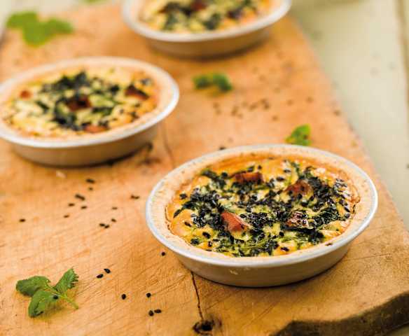 Mini quiches de espinafres, ricota e bacon