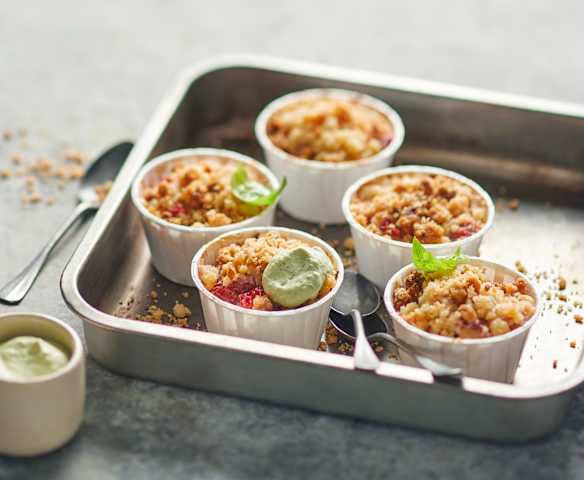 Crumble aux fraises et aux pommes, crème au basilic