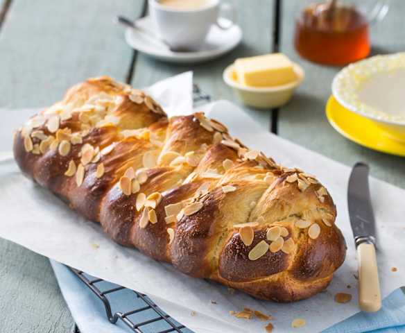 Greek Easter Bread (Tsoureki)
