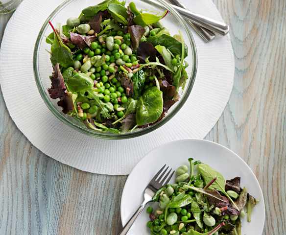 Ensalada de habas y guisantes con jamón