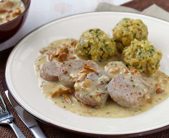 Vepřové medailonky s liškovou omáčkou a knedlíčky