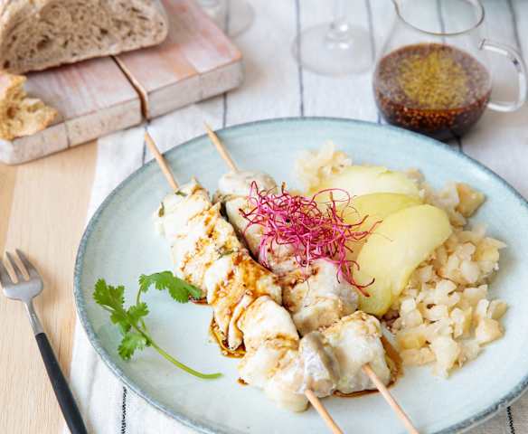 Brochette d'églefin, céleri-rave sauce façon thaïe