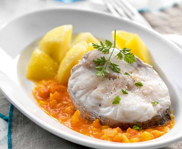 Pesce e patate con salsa al pomodoro