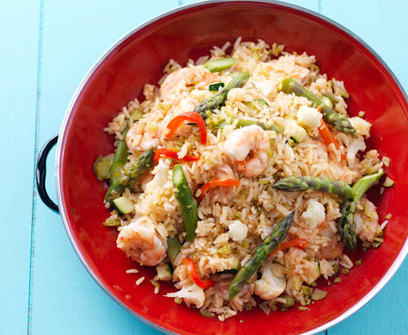 Salada de arroz com camarão e legumes