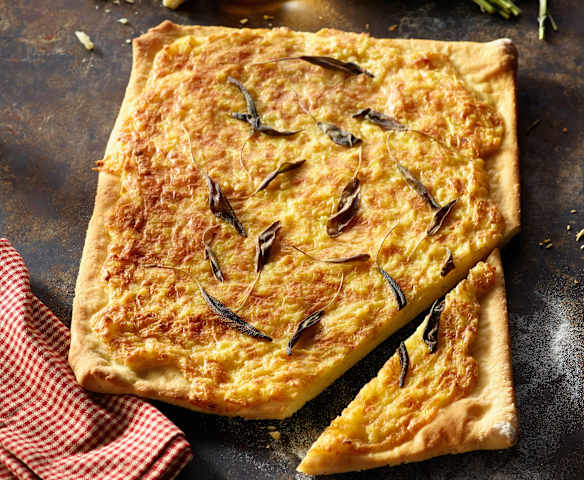 Kartoffel-Käse-Pizza mit Salbei