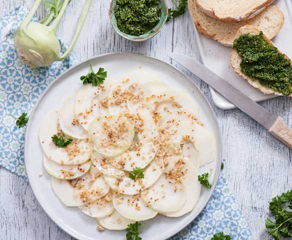Carpaccio z kalarepy i jabłka z pesto pietruszkowym
