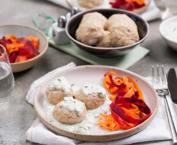 Pulpety z indyka z warzywnym tagliatelle i sosem tzatziki