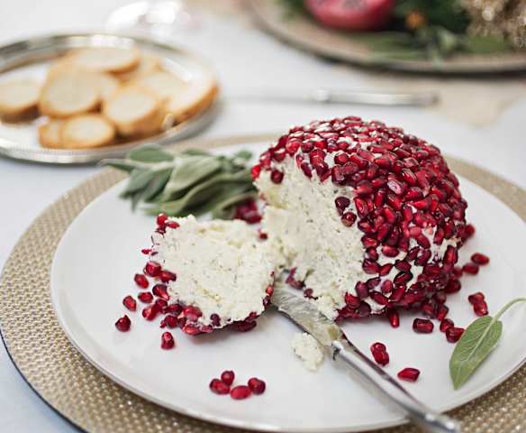 Bola de queso crema con granada