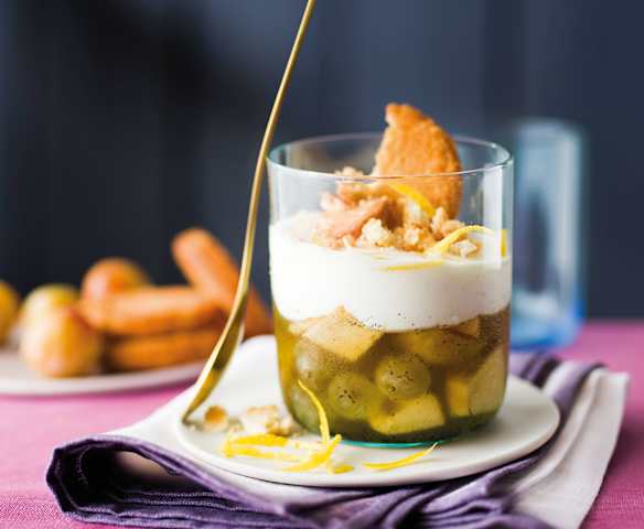 Verrine de fruits frais, fromage blanc et sablé breton