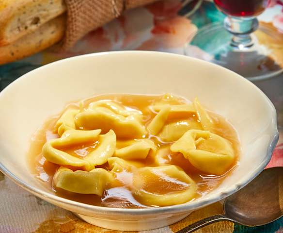 Tortellini de carne en caldo