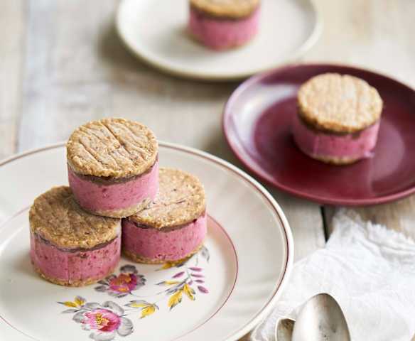 Sanduíche de gelado de cereja e banana