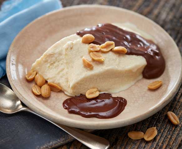 Halva-Eis mit Schokoladensauce und Erdnüssen