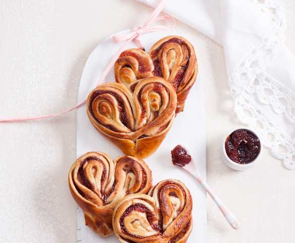Drożdżówki-serca z dżemem