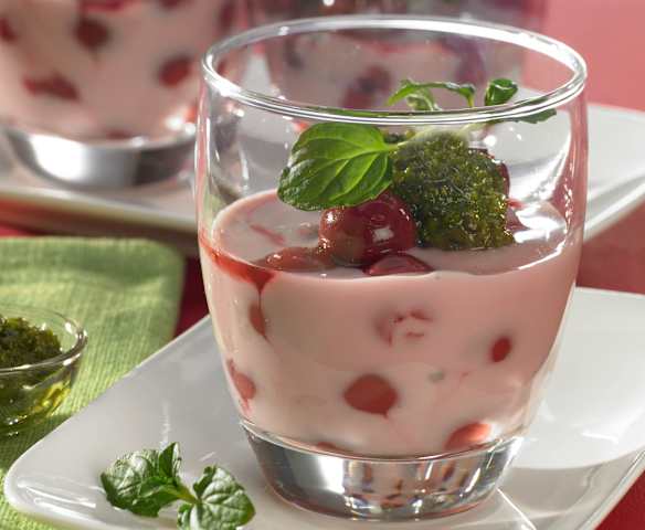 Kokos-Kirsch-Kompott mit Minzpesto