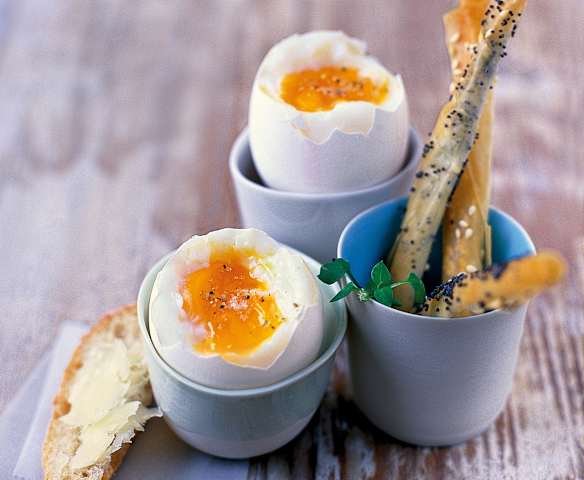 Œuf à la coque et petites mouillettes de filo