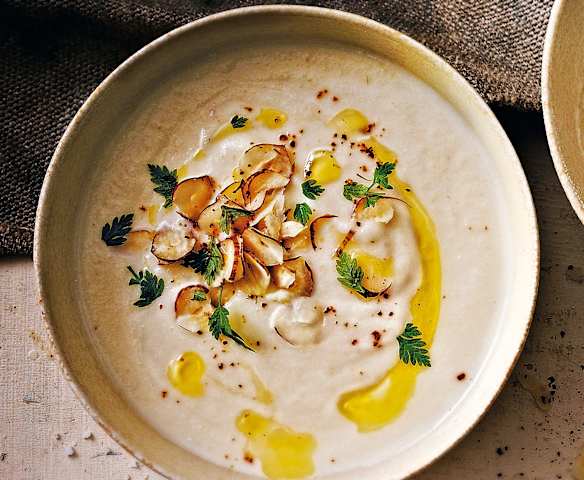 Velouté de céleri à la pomme et aux noisettes