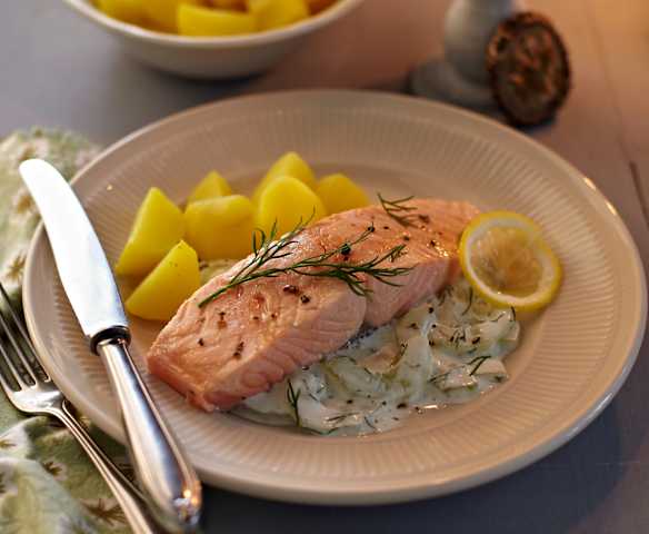Lachs mit Kartoffeln und Schmandgurken