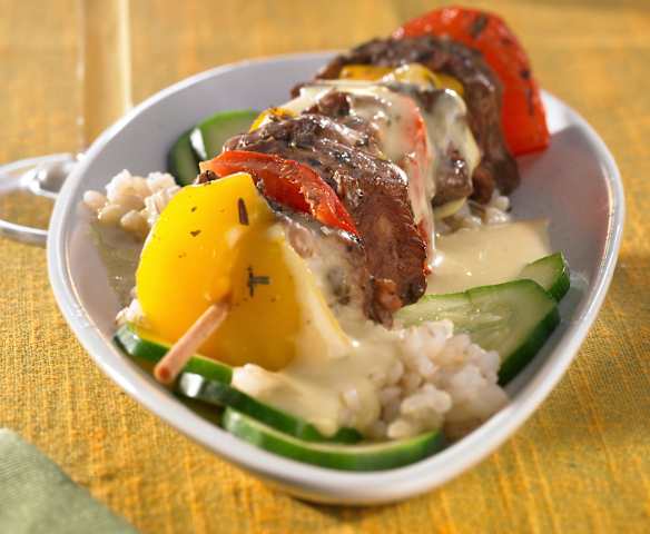 Putenspießchen mit Reis, Zucchini und Curry-Senf-Sauce