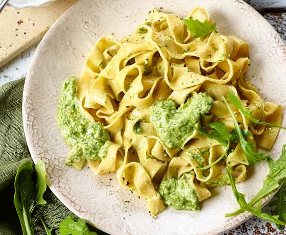 Frische Pappardelle mit Rucola-Ricotta-Pesto