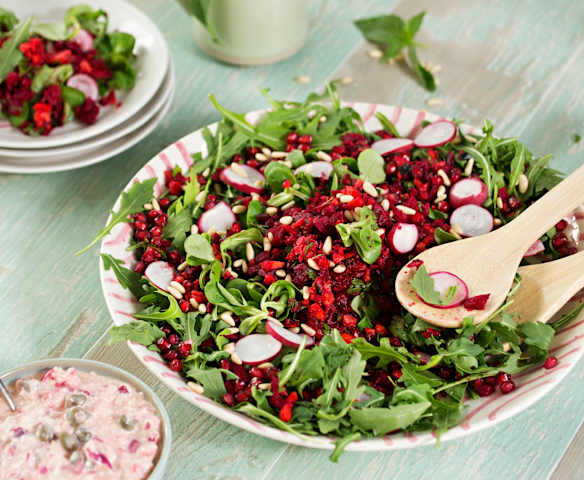 Ensalada de hortalizas con rúcula, canónigos y granada