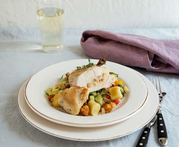 Hendlbrust mit Eierschwammerlfüllung auf Sommergemüsegnocchi