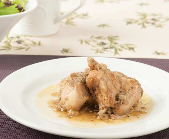 Conejo picante con cebolla roja y cerveza