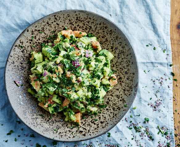 Salada iraniana com molho de abacate