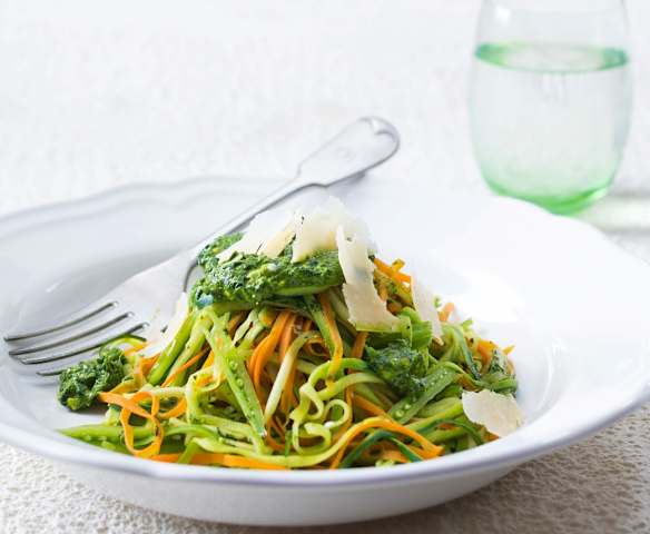 Espaguetis de verduras con pesto de menta