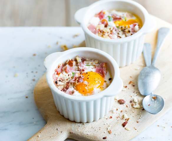 Œufs cocotte à l'estragon, bacon et noisettes