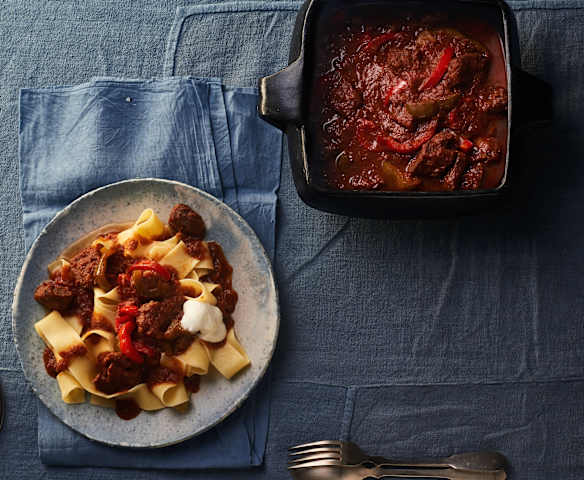 Wildschweingulasch mit Nudeln