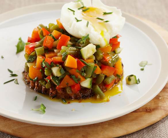 Huevos mollet sobre tartar de verduras