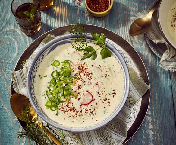 Gekühlte Joghurtsuppe mit Zitrone