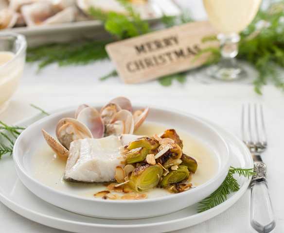 Corvina al vapor con almejas y salsa de almendra