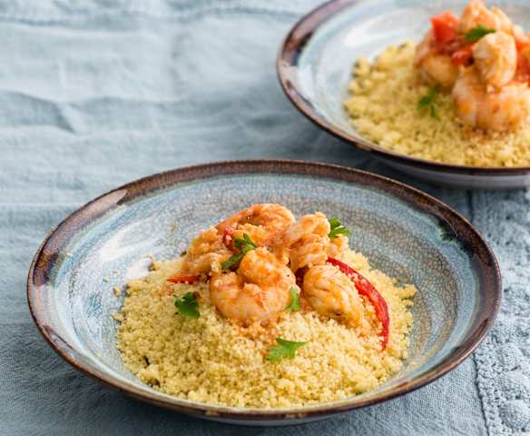 Estufado de peixe e camarão com cuscuz Estufado de peixe e camarão com cuscuz