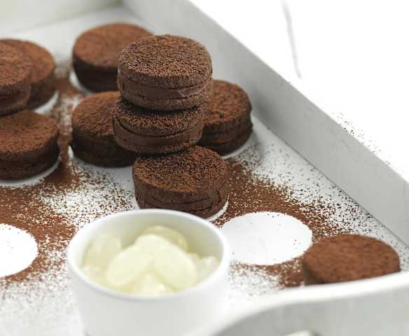 Bolachas com recheio de chocolate e menta