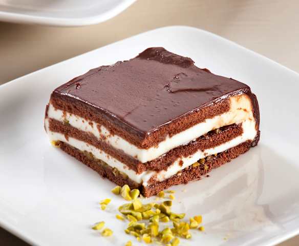 Pastel de chocolate y queso con pistachos