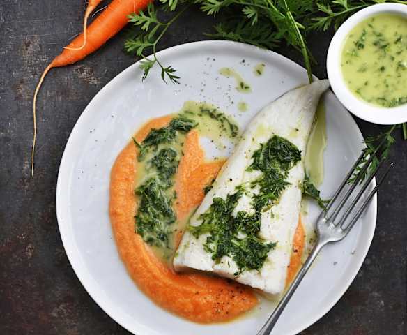 Filets de colin, carottes, beurre aux fanes